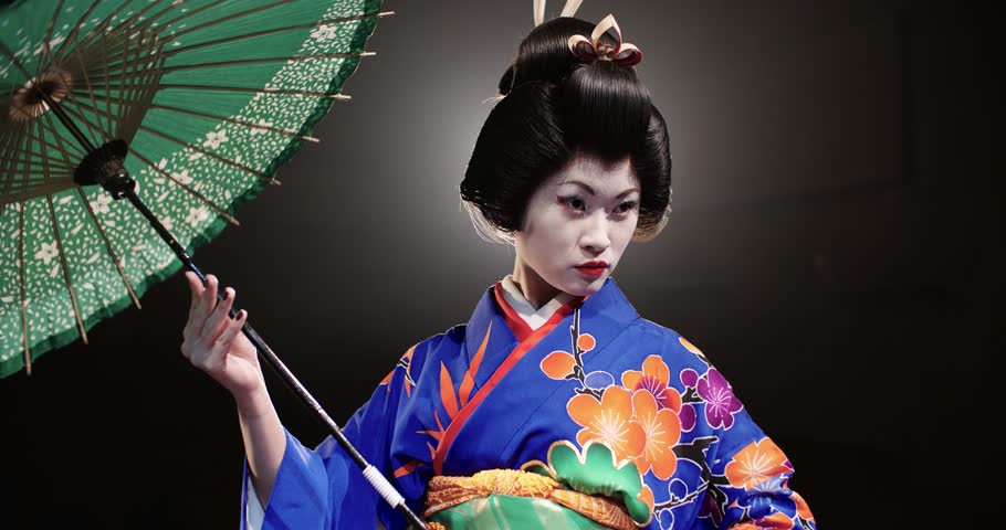 4k Beautiful Japanese Geisha Dancing On Stage And Posing